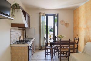 een keuken en eetkamer met een tafel en stoelen bij Residence Borgo Latino- Localo in Torre dell'Orso