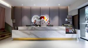 eine Lobby eines Ladens mit einer Rezeption in der Unterkunft Borrman Hotel Wuzhou College Fumin Road in Wuzhou