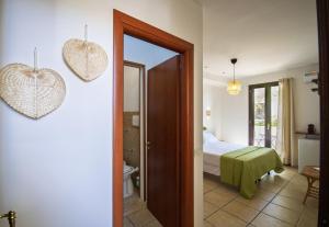 een slaapkamer met een bed en twee harten aan de muur bij Residence Borgo Latino- Localo in Torre dell'Orso