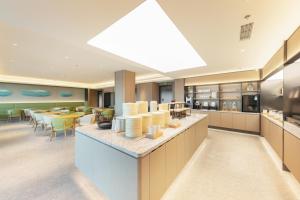 un restaurante con una barra con mesas y sillas en JI Hotel Beijing Daxing International Airport Terminal, en Beijing