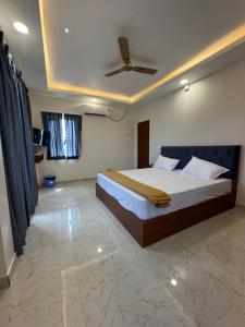 Ένα ή περισσότερα κρεβάτια σε δωμάτιο στο aish imperial inn