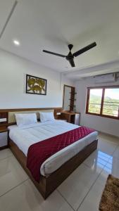 Postel nebo postele na pokoji v ubytování Coral Inn Residency