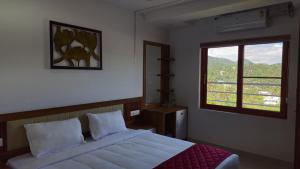 Postel nebo postele na pokoji v ubytování Coral Inn Residency