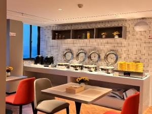 un restaurant avec un comptoir avec des miroirs au mur dans l'établissement Borrman Hotel Wuhan Yellow Crane Tower Fuxing Road Metro Station, à Wuhan