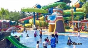 eine Gruppe von Menschen in einem Wasserpark in der Unterkunft Arotel BSD in Tangerang