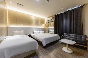 Ένα ή περισσότερα κρεβάτια σε δωμάτιο στο Yeosu Tiamo Hotel