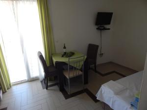 TV a/nebo společenská místnost v ubytování Apartments Sofija