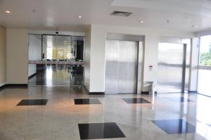 un vestíbulo vacío con puertas y suelos de acero inoxidable en Boa Vista Eco Hotel, en Boa Vista