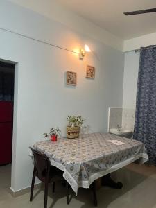 comedor con mesa y fregadero en Puhor Inn, en Sibsāgar