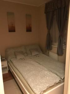 Ένα ή περισσότερα κρεβάτια σε δωμάτιο στο Kincs apartman