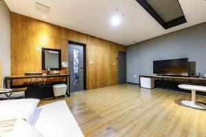 Μια τηλεόραση ή/και κέντρο ψυχαγωγίας στο Yeosu Tiamo Hotel