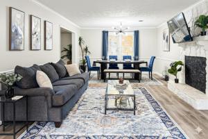 ein Wohnzimmer mit Sofa und Tisch in der Unterkunft King Bed Soaking tub, Yard with Screen Patio, Near ATL in Tucker