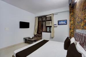 Μια τηλεόραση ή/και κέντρο ψυχαγωγίας στο Hotel O Sector 3 Ghaziabad Formerly Cloud Inn