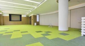 Großes Zimmer mit gelben Quadraten auf dem Boden in der Unterkunft Corredor Yugawara Dog＆Resort in Miyakami + 184 Fotos