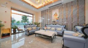 ein Wohnzimmer mit Sofas, einem Sofa und einem Tisch in der Unterkunft Borrman Hotel Nanning Anji Passenger Station Xijin Metro Station in Nanning + 224 Fotos