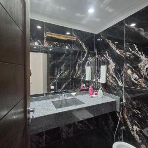 Ένα μπάνιο στο Regency Suites