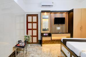 une chambre d'hôtel avec un lit et une télévision dans l'établissement Super Hotel O Howrah Railway Station, à Salkhia 22 autres photos