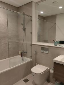 une salle de bain avec douche, toilettes et baignoire dans l'établissement Yas F1 1 bedroom apartment, à Abu Dhabi