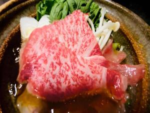 eine Schüssel mit Fleisch und Salat in der Unterkunft Hotel & Onsen 2307 Shiga Kogen in Yamanouchi + 158 Fotos