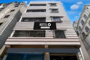 un panneau d'hôtel sur le côté d'un bâtiment dans l'établissement Super Hotel O Howrah Railway Station, à Salkhia