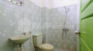 Ένα μπάνιο στο Homestay Hj. Suharti Natar Lampung RedPartner