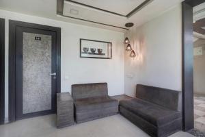 Χώρος καθιστικού στο Hotel O Vatva Railway Station Formerly Anmol Palace