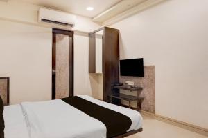 Μια τηλεόραση ή/και κέντρο ψυχαγωγίας στο Hotel O Vatva Railway Station Formerly Anmol Palace +23 φωτογραφίες