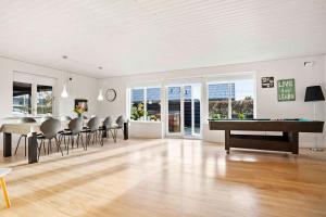 ein Wohnzimmer mit einer Tischtennisplatte und Stühlen in der Unterkunft Holiday Home With Hot Tub Incl Final Ing in Fur