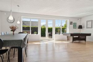 ein Wohnzimmer mit einem Tisch und einem Billardtisch in der Unterkunft Holiday Home With Hot Tub Incl Final Ing in Fur