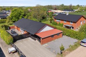 eine Luftansicht eines Hauses mit Garage in der Unterkunft Holiday Home With Hot Tub Incl Final Ing in Fur