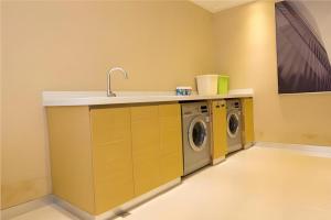une cuisine avec un évier et une machine à laver dans l'établissement City Comfort Inn Wuhan Wangjiawan Yulong Road Metro Station, à Wuhan 79 autres photos