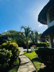 un passaggio pedonale di fronte a una casa con una palma di 3 bedroom own compound house a Malindi Altre 2 foto