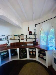 una cucina con bancone e lavandino in una stanza di 3 bedroom own compound house a Malindi