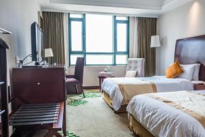 Una habitación de hotel con dos camas y un televisor. en Merry Hotel Shanghai (Former Rendezvous Merry Hotel Shanghai), en Shanghái