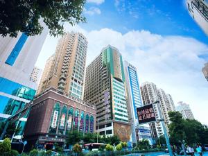 un groupe de grands immeubles dans une ville dans l'établissement Lavande Hotel Shenzhen East Gate Wanxiang City Guomao Metro Statipn, à Shenzhen