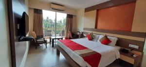 une chambre d'hôtel avec un lit et un balcon dans l'établissement Turtle Beach Resort - Morjim, à Morjim 79 autres photos