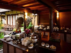ein Restaurant mit einer Theke mit Töpfen und Pfannen in der Unterkunft Baan Talay Dao Resort in Hua Hin