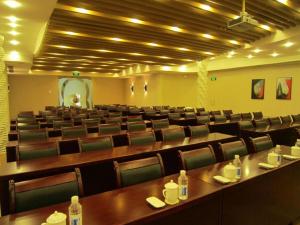 ein großer Konferenzraum mit Tischen und Stühlen in der Unterkunft NanYing Hotel Shanghai in Shanghai