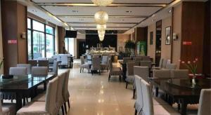 a dining room with tables and chairs and a restaurant at Jinjiang Inn Select Wuhan Xinhua Road Xiehe Hospital in Wuhan