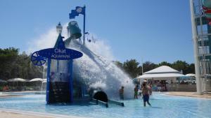Der Swimmingpool an oder in der Nähe von Glamping Tents | Losinj | Camp Čikat