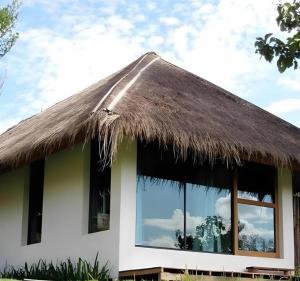 Hütte mit Strohdach und Fenstern in der Unterkunft Pripta Boutique Resort in Ban Tha Pai