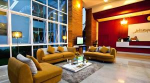 ein Wohnzimmer mit zwei Sofas und einem Tisch in der Unterkunft Kaew Samui Resort in Ban Tha Phet Noi