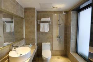 北京北京京华饭店的带马桶、水槽和淋浴的浴室