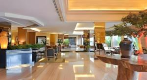 eine Lobby eines Hotels mit Stühlen und Tischen in der Unterkunft The Axana Hotel in Kampungdurian + 176 Fotos