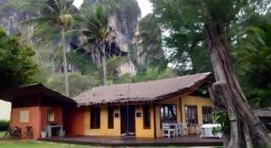 une petite maison avec un palmier à côté dans l'établissement Baan Chao Mai Beach House, à Ban Bu Lu