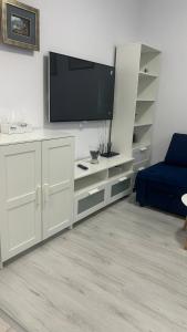 un centro de entretenimiento blanco con TV de pantalla plana en Kamu Military Residence Studio, en Chiajna