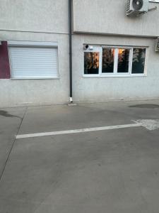 ein leerer Parkplatz vor einem Gebäude in der Unterkunft Kamu Military Residence Studio in Chiajna
