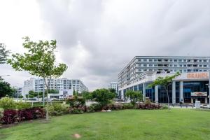 Un gran edificio con un parque enfrente. en Four Chain View Hotel, en Singapur
