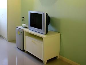 einen TV auf einer Kommode in einem Zimmer in der Unterkunft The Great Hotel & Resort in Ban Rong Chang + 116 Fotos