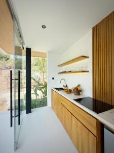 Η κουζίνα ή μικρή κουζίνα στο Baliwood - Ocean View Lovina